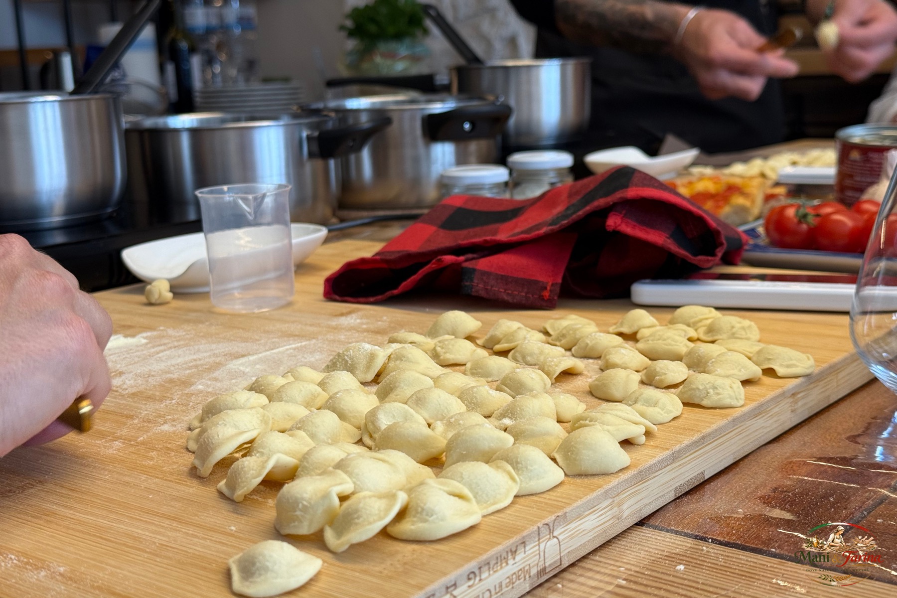 Aperitivo tipico con orecchiette e vino pugliese