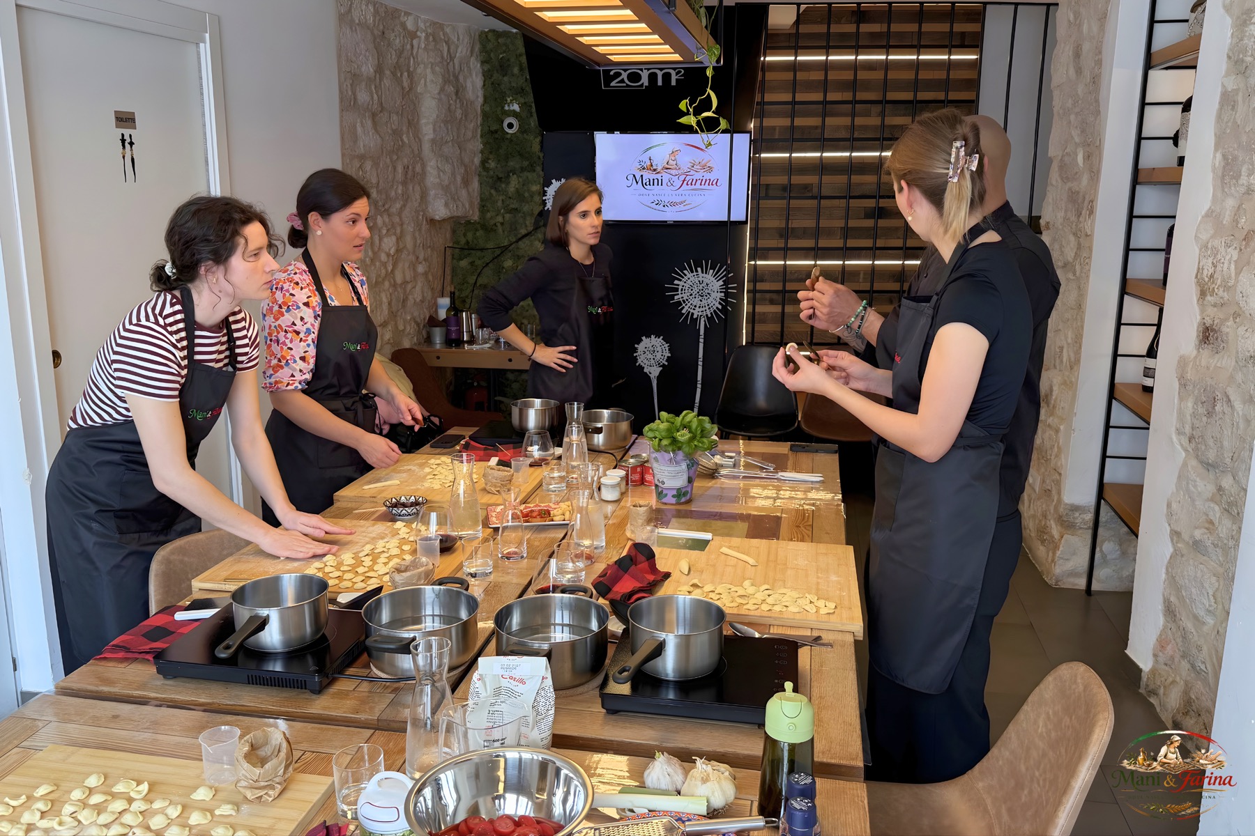 Chef che spiega la preparazione delle orecchiette